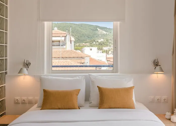 The Blue בית הארחה